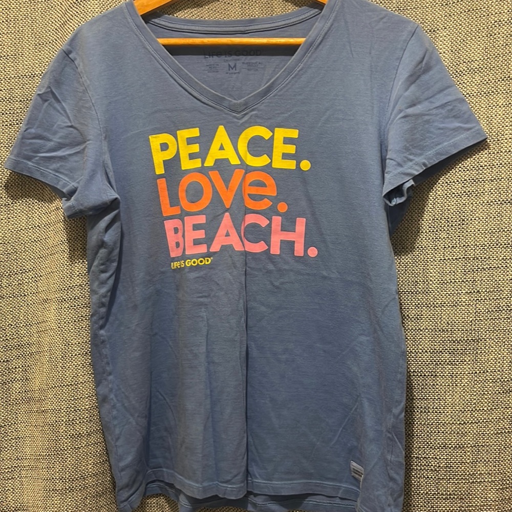 Sz medium life is good tee. Says peace. Love. Beach. EUC